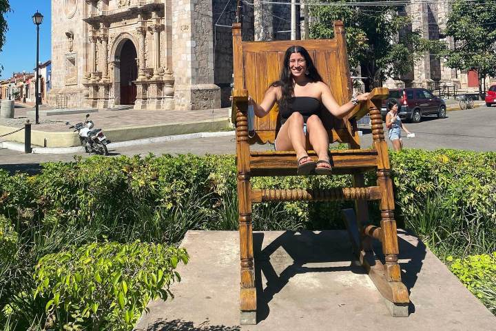 3. Viajera en la mecedora gigante de Concordia. Foto - @irlanda.rose (Instagram)