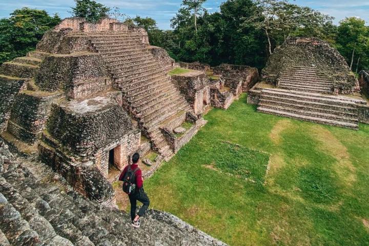 3. Viajero solo en la zona arqueológica de el Caracol. Foto - Travel Belize (Facebook)
