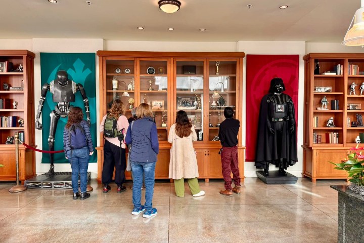 3. Visitantes en el Lucasfilm Lobby. Foto - Vickie Liang (Facebook)