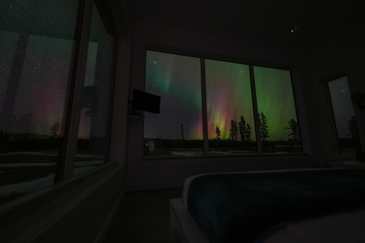 4. Auroras boreales desde habitación de Northern Lights Resort and Spa. Foto - @northernlightsyukon (Instagram)
