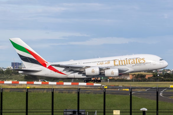 4. Avión de Emirates. Foto - Peaky_82 (Unsplash)