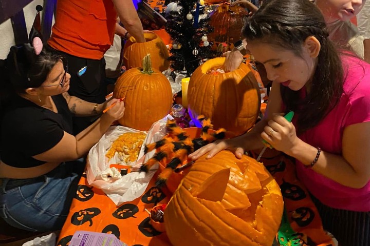 4. Concurso de tallado de calabazas. Foto - American Czech-Slovak Cultural Club (Facebook)