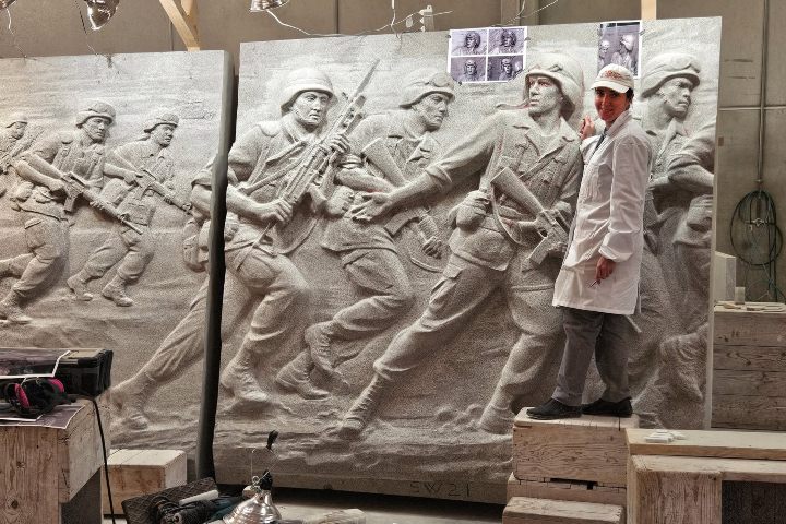 4. Emily Bedard trabajando en el Desert Shield and Desert Storm Memorial. Foto - National Desert Storm War Memorial (Facebook)