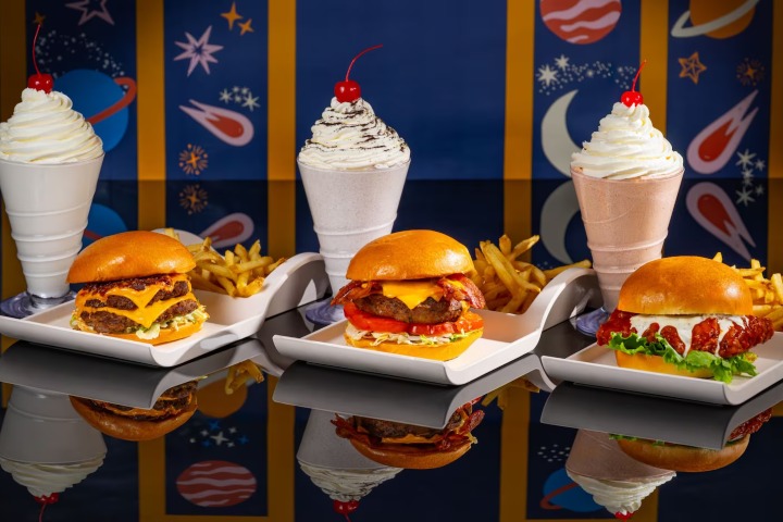 4. Hamburguesas y malteadas en Sci-Fi Dine-In Theater Restaurant. Foto - Disney World