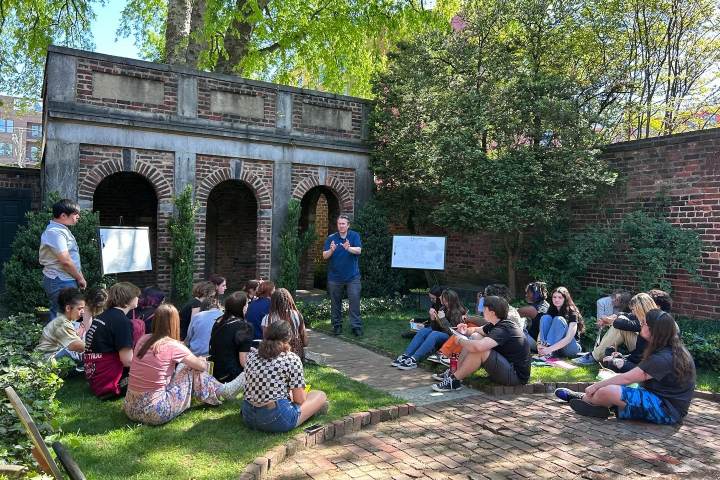 4. Plática en el Jardín Encantado. Foto - The Poe Museum (Facebook)
