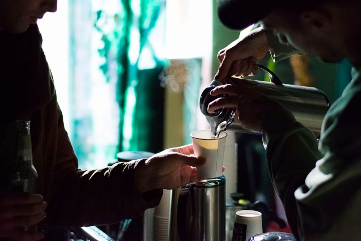 4. Sirviendo vaso de café. Foto - Valeri Randalainen (Unsplash)