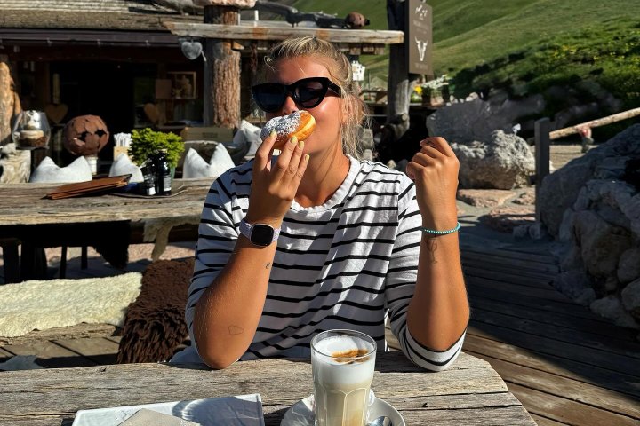 4. Viajera comiendo krpfen en Rifugio Friedrich August. Foto - @tanyadomino8 (Instagram)
