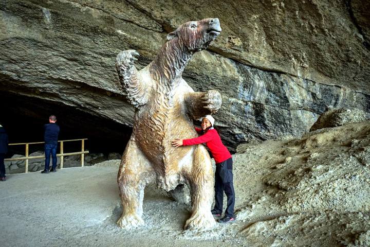 4. Viajera con escultura de Milodón. Foto - Patagonia Planet