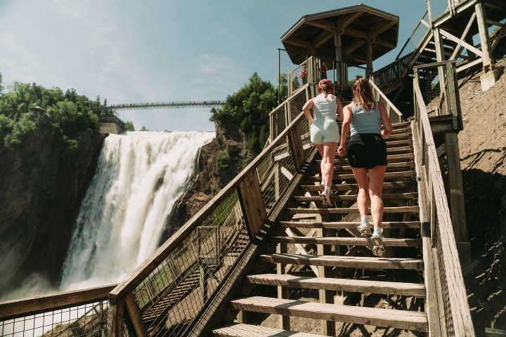 5. Escaleras hacia la cascada. Foto - Parc de la Chute-Montmorency (Facebook)