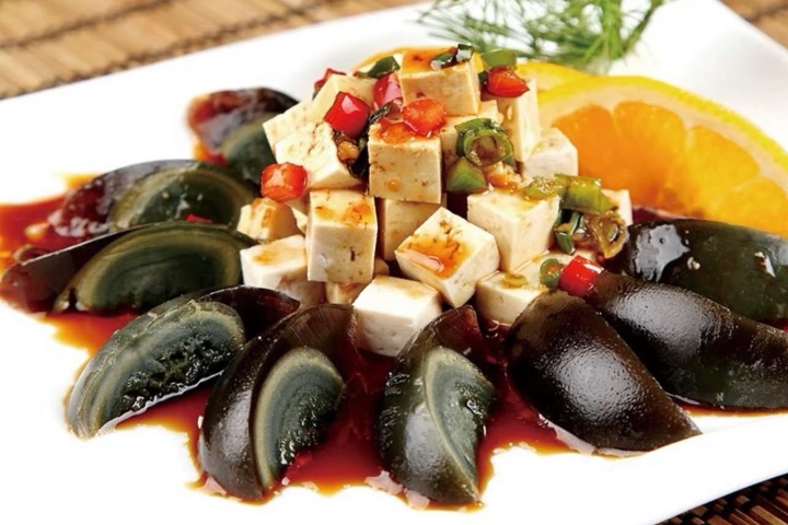 5. Huevo centenario con tofu. Foto - @xianjialinseafood (Instagram)