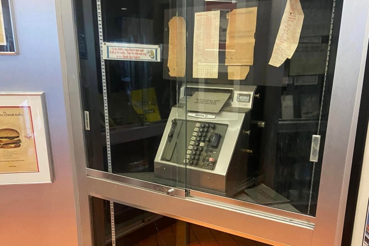 5. Maquina registradora en el museo del McDonald’s de Downey. Foto - @jhonsmith_ac (Instagram)