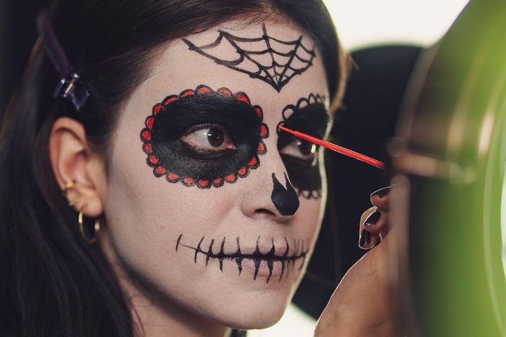 5. Mujer maquillándose. Foto - Los Muertos Crew (Pexels)