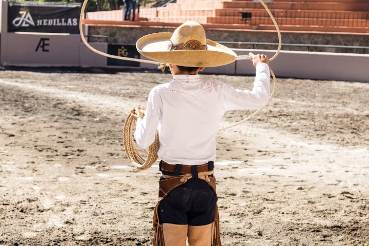5. Niño practicando con lazo en lienzo charro. Foto - juan saav (Unsplash)