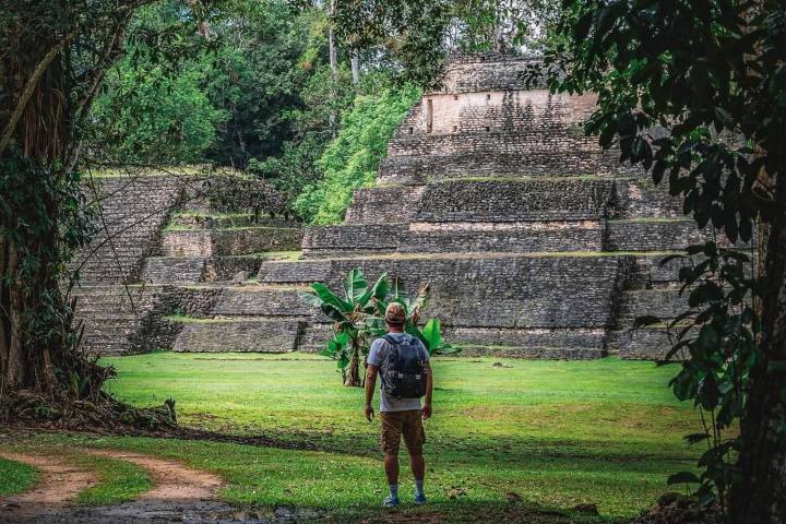 5. Viajero en el sitio arqueológico de Caracol. Foto - Travel Belize (Facebook)