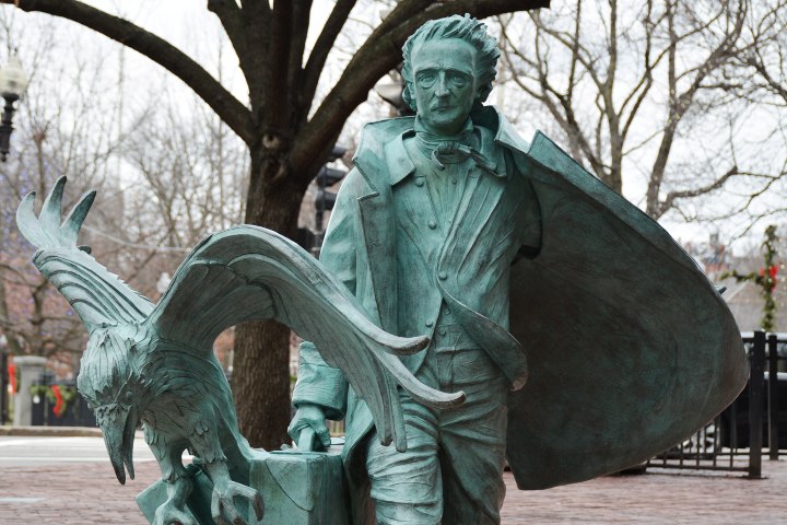 6. Escultura Poe Returning to Boston. Foto - Public Art Archive