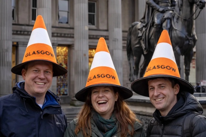 6. Gorro en forma de cono de vialidad. Foto - Thistle Scottish Gifts