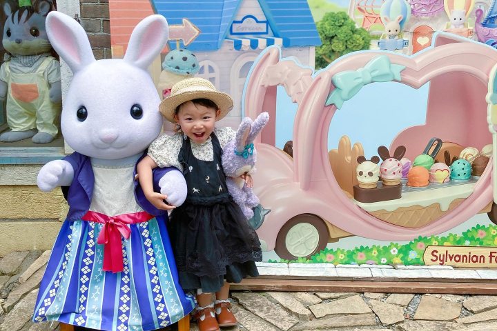 6. Niña en Sylvanian Park en Ibaraki. Foto - @aoinokao (Instagram)