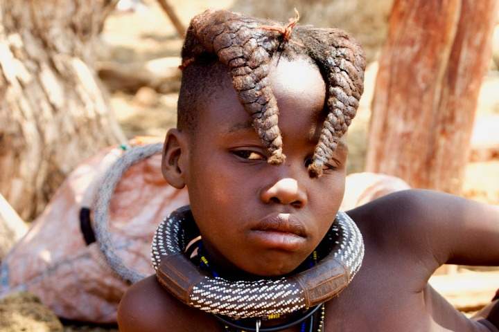6. Niño de la tribu Himba. Foto - Fabiana Rizzi (Unsplash)
