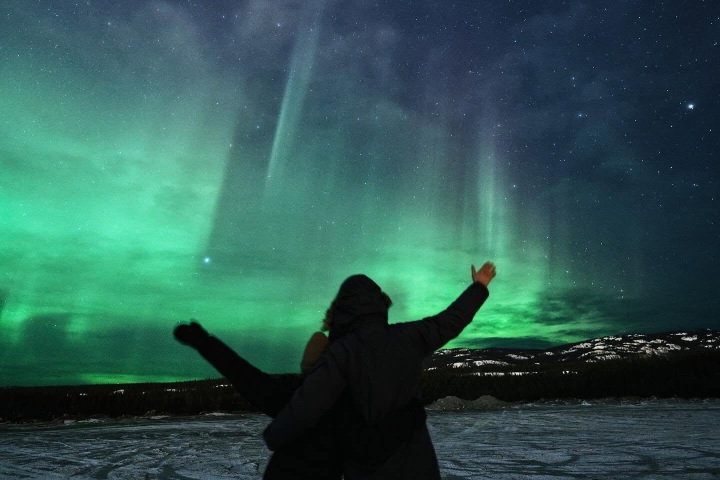 6. Pareja mirando auroras boreales en Yukón. Foto - Travel Yukon (Facebook)