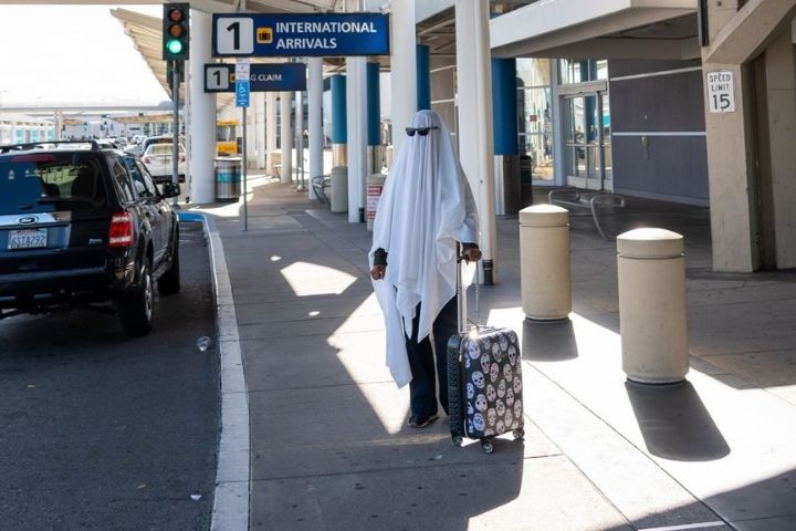 6. Persona disfrazada en aeropuerto. Foto - @iflyoak (Instagram)