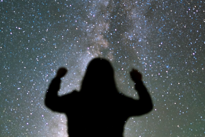 6. Viajera mirando las estrellas en la Sierra de San Pedro Mártir. Foto - @cursofotografiaoan (Instagram)
