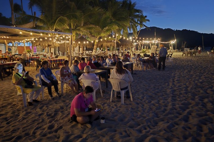 6. Viajeros en Sayulita. Foto - Archivo Rehiletes