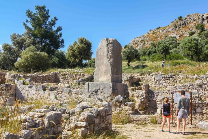 6. Viajeros en la zona arqueológica de Xanthos. Foto - Kültür Portalı