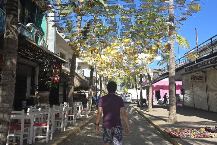 7. Viajero en calle de Sayulita. Foto - Archivo Rehiletes