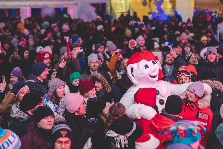 7. Visitantes con Bonhomme Carnaval. Foto - Carnaval de Québec (Facebook)