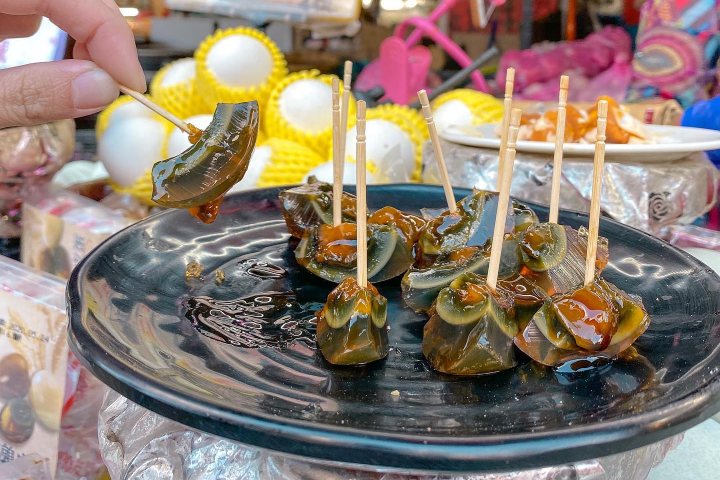 8. Degustación de huevos centenario en mercado. Foto - @jessielovefood (Instagram)