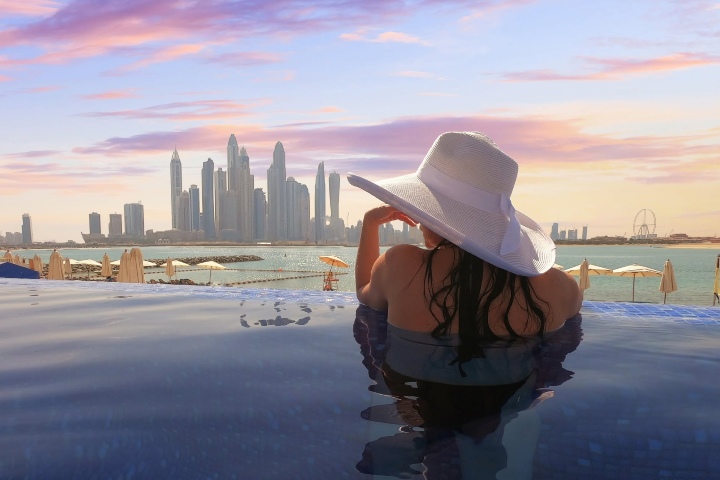 8. Mujer en piscina en Dubái. Foto - Emirates