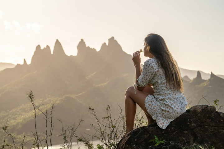 8. Mujer mirando paisaje en Tahití. Foto - Tahiti Tourisme (Facebook)