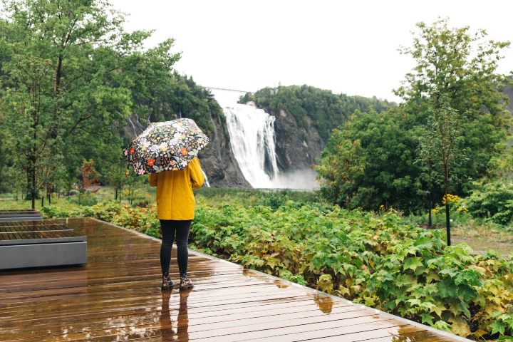 9. Mujer mirando la Cascada Montmorency. Foto - Parc de la Chute-Montmorency (Facebook)