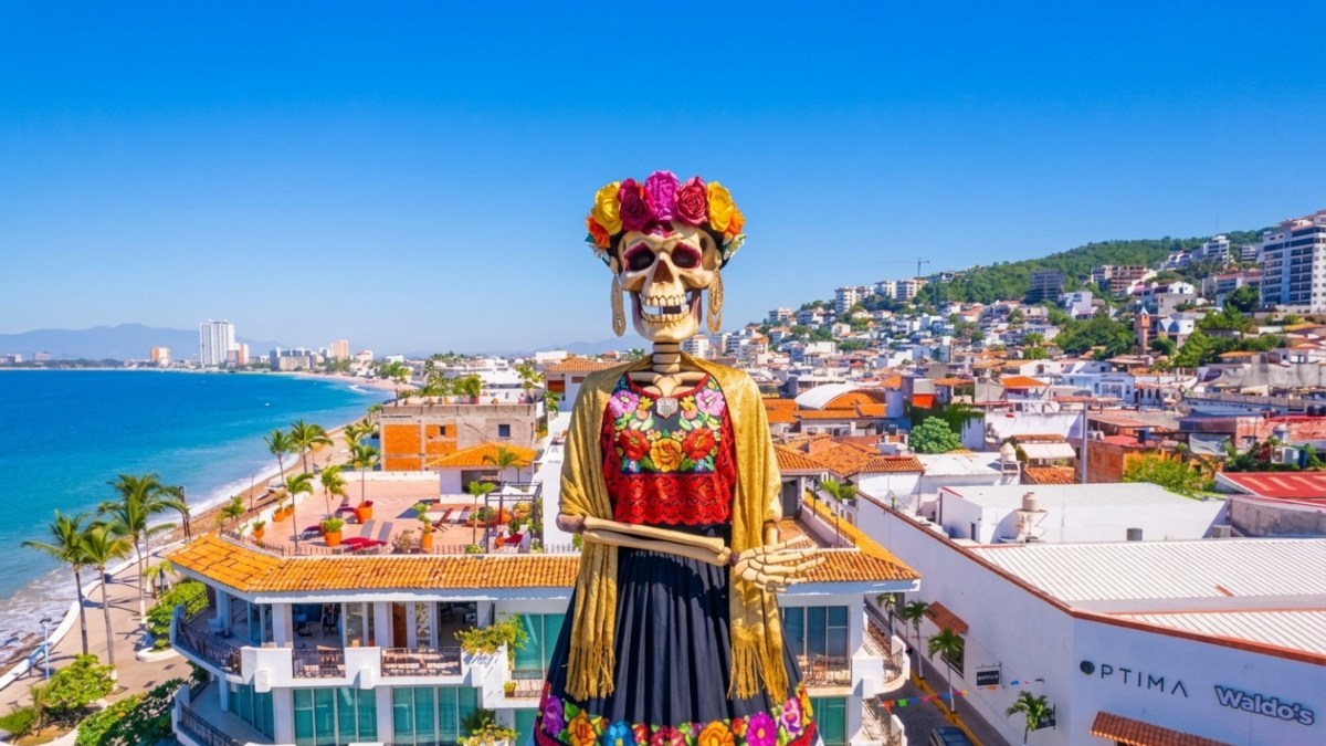 CATRINA MONUMENTAL DE FRIDA KAHLO EN PUERTO VALLARTA 2026. Foto - @visitpuertovallarta (Instagram)