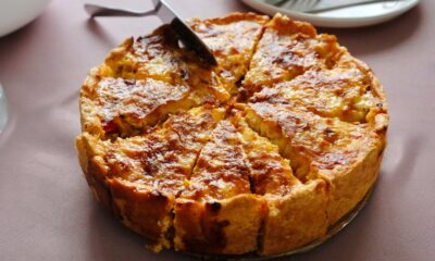 Nacida en la región de Lorena, en Francia, esta tarta salada pasó de las cocinas rurales a las panaderías y mesas de distintos países. Su historia también es una disputa entre tradición y nuevas versiones.