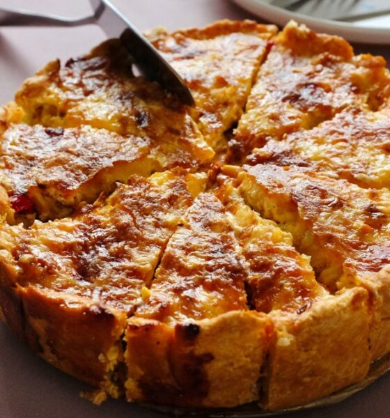 Nacida en la región de Lorena, en Francia, esta tarta salada pasó de las cocinas rurales a las panaderías y mesas de distintos países. Su historia también es una disputa entre tradición y nuevas versiones.