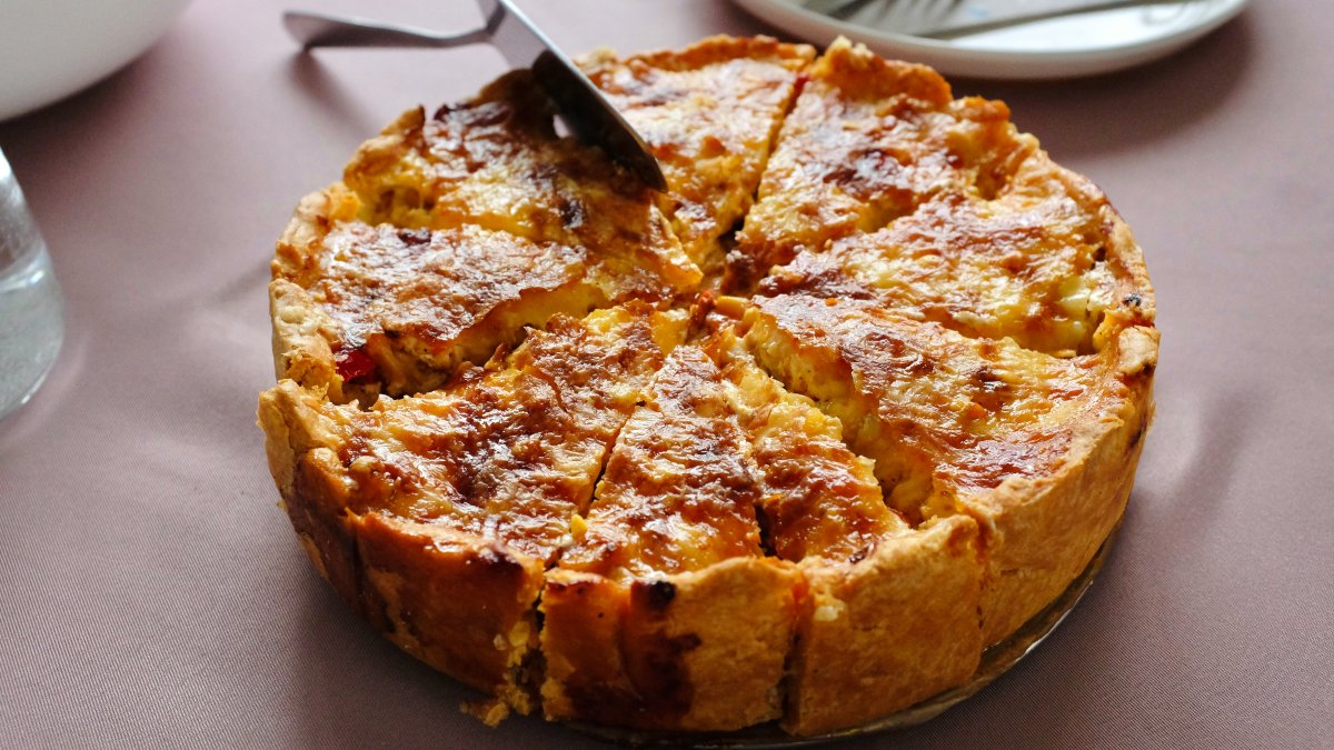 Nacida en la región de Lorena, en Francia, esta tarta salada pasó de las cocinas rurales a las panaderías y mesas de distintos países. Su historia también es una disputa entre tradición y nuevas versiones.