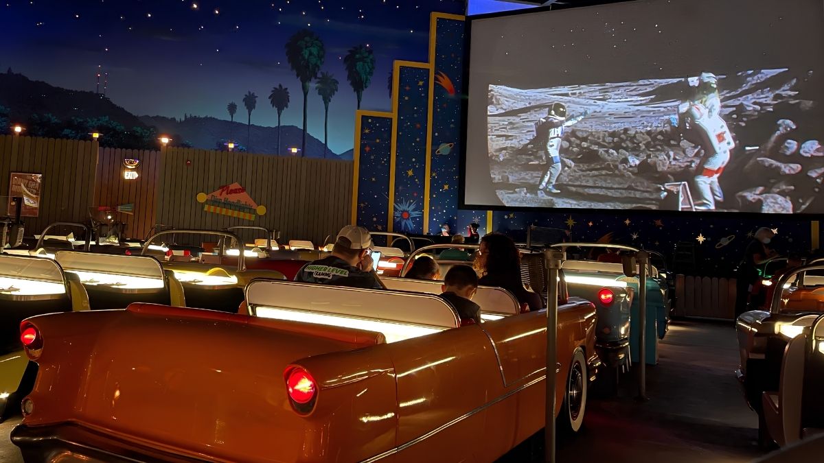 SCI-FI DINE-IN THEATER. Foto - Sunshine Whispers